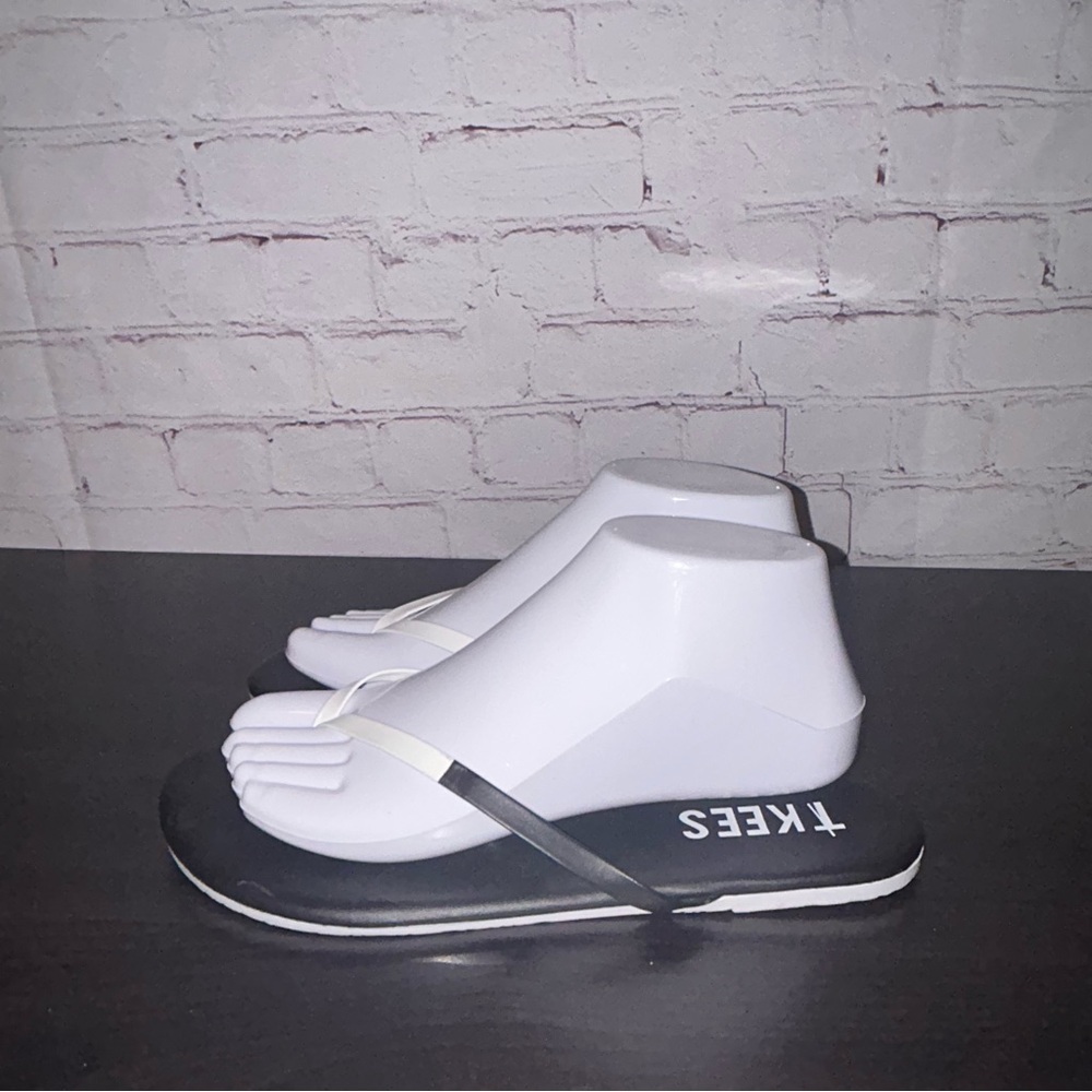 TKEES White and Black flip flops women’s size 8‎